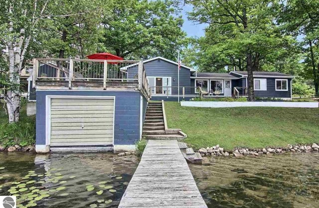 3rd Night Free Oct 31-April 1: Clam Lake Cottage w/Torch Lake Access