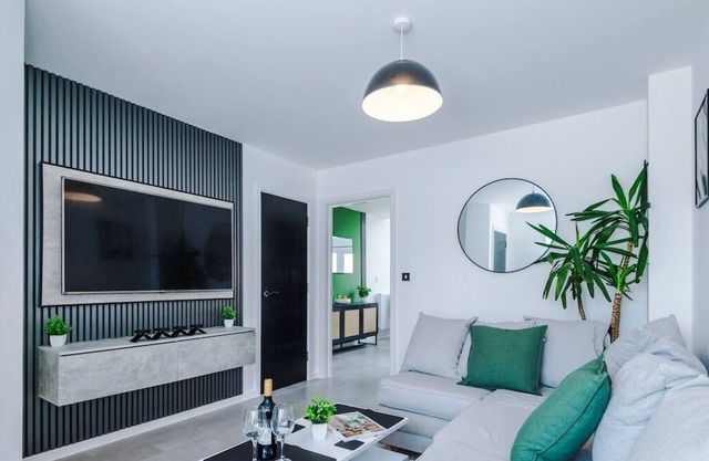 3x Bedroom House (Sleeps 6) w. Parking