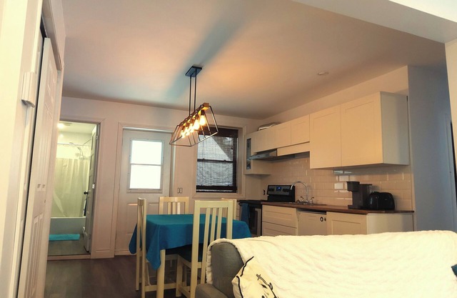 4 1/2 tout inclus près des parcs!