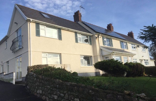 4-5 BEDROOM HOUSE SLEEPS 8-10 WITH SEA VIEWS & GREAT PATIO FOR ALFRESCO DINING