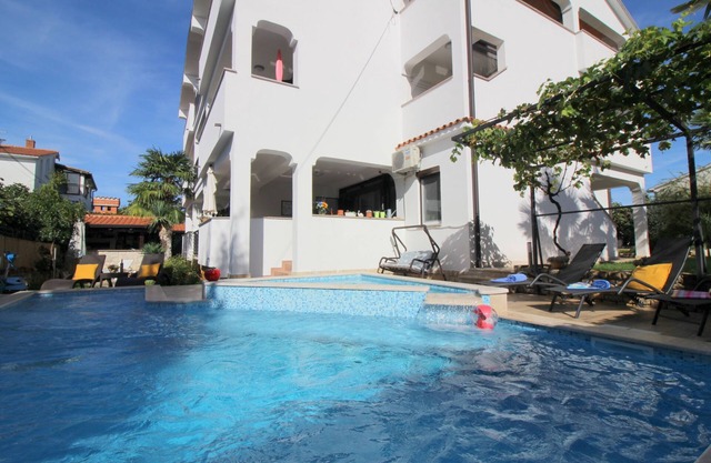 4-5 people, pool, jacuzzi, grill, sun loungers, parking
