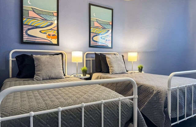 4 Apartments! 7 Bedrooms w/23 Beds & Parking WIFI