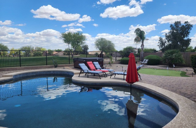 4 Bdrm 2.5 baths, private pool and spa, Putting Green, on the Golf Course!