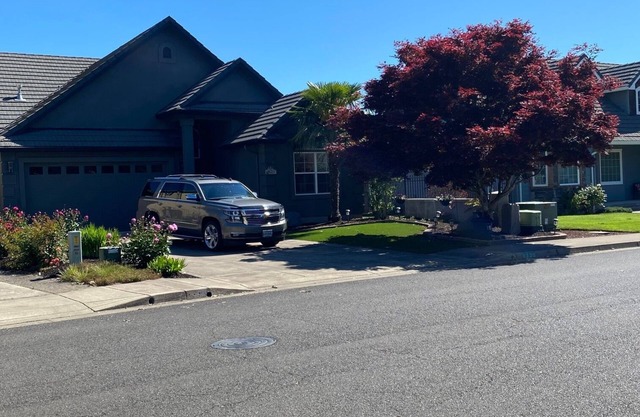 4 bdrm home, sleeps 8, with swim spa minutes from Hayward Field, wineries, golf.