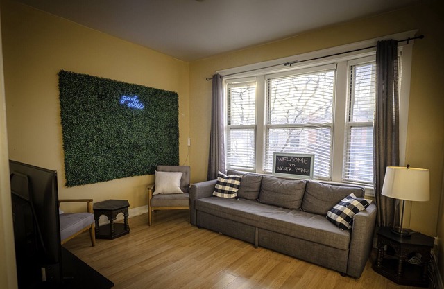 4 BDRM Stay in the heart of Wicker Park