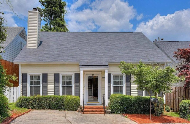 4 Bdrms 3 Bath 2 Kitchens 2 Laundry Fenced In Yard & More - The Townie