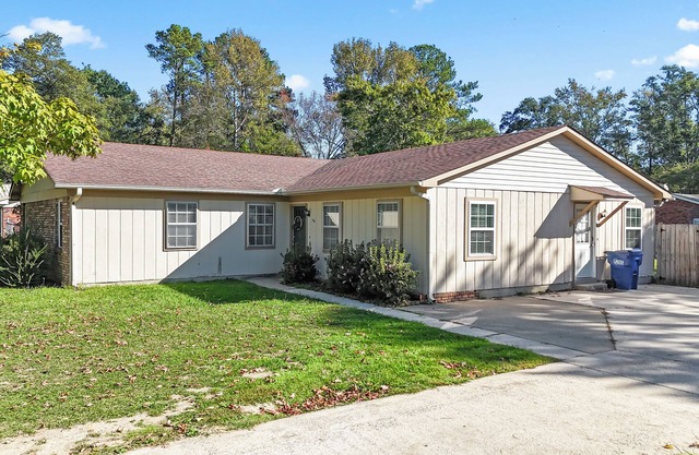 4 bed/2 bath across from Sand Mountain Park