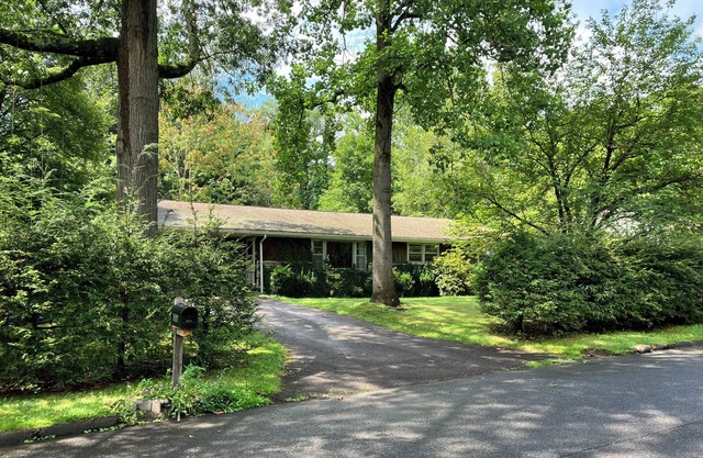4 bed 2 bath Mid century modern in Vallamont, 10 mins from Lamade Stadium.