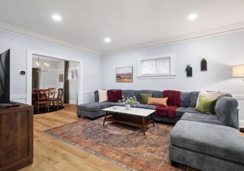 4 Bed 2 Bath Walk to Lakewood Restaurants and Shops