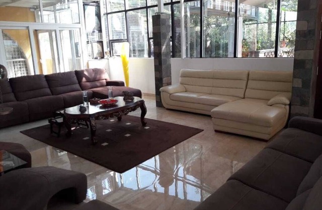4 bed 3 bath bungalow sleeps up to 10 people (inc. breakfast)