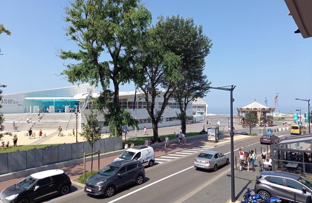 4-bed apartment facing Nausicaa with parking