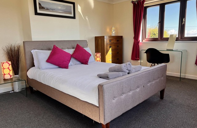 4 Bed Farmhouse - Pets - Garden - Parking