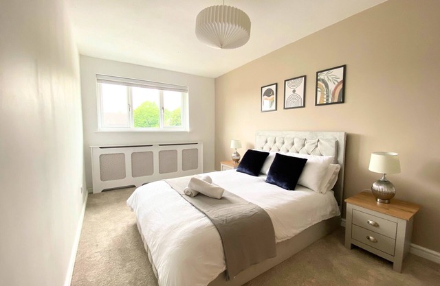 4 Bed Spacious House, Perfect for Families, Couples & Contractors