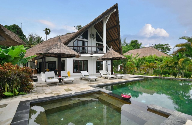4 bed villa directly on the beach. swimming pool with yacuzi
