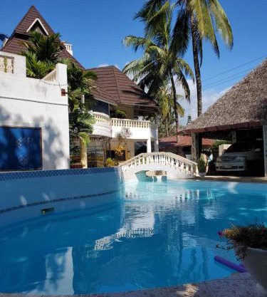 4 Bed Villa - Sleeps 8 - Wifi - Pool - Garden