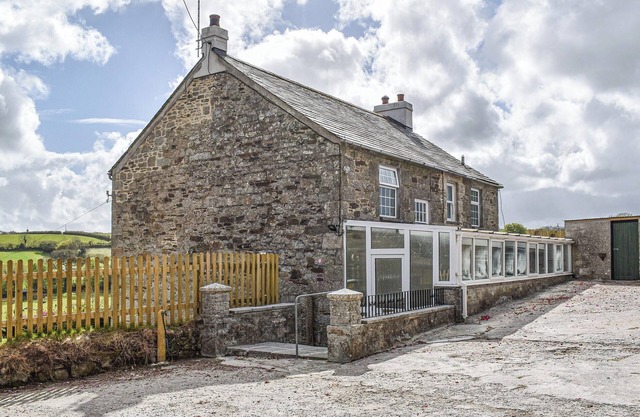 4 bedroom accommodation in Lower Colvannick Farm