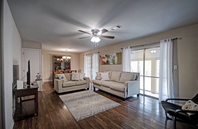 4 bedroom 2 bath City Retreat with Fantastic Private Backyard 5 beds Sleeps 10