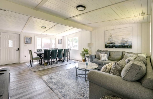 4 Bedroom/2 bath Cozy Lake Milton Getaway with dock. 300 yards to the water!
