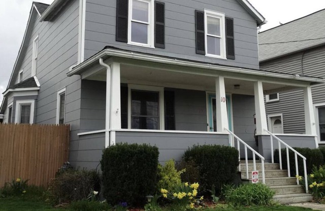 4 Bedroom, 2 bath. Sleeps 4-6. Great location for finger lakes/Corning vacation.