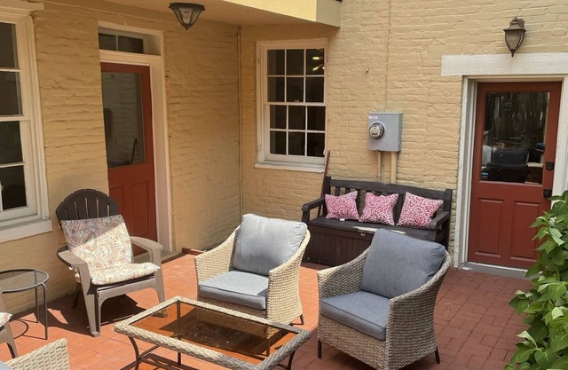 4 Bedroom, 3 Bath Big Downtown Frederick home, w/Private Patio & fire table