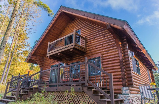 4 bedroom 3 bath Log Cabin with Sand Beach, water toys, sauna, yoga, game room