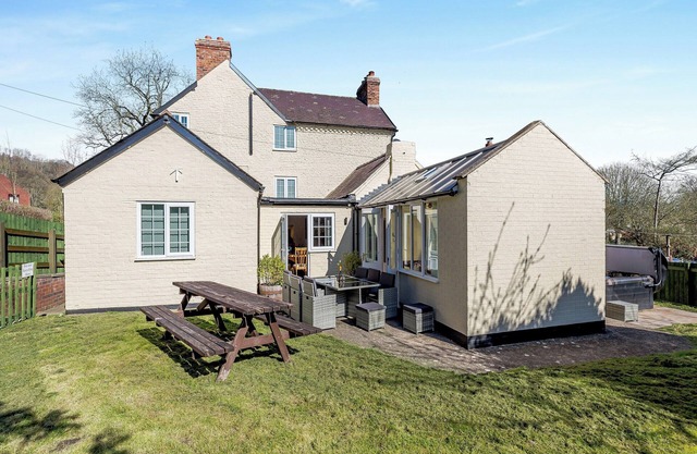4 bedroom accommodation in Montgomery