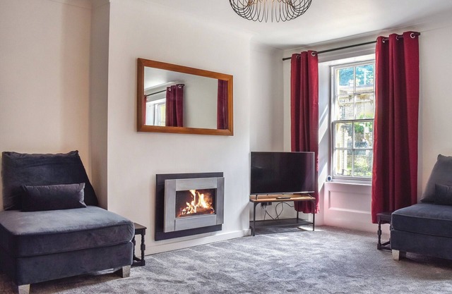 4 bedroom accommodation in Holmfirth