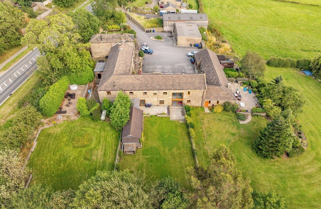 4 bedroom accommodation in Holmfirth