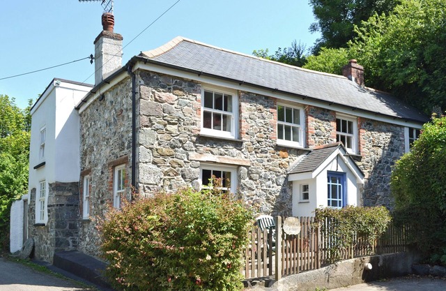 4 bedroom accommodation in Porthallow