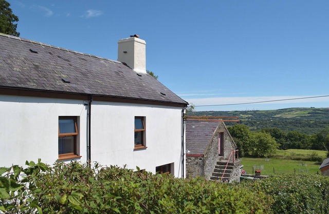 4 bedroom accommodation in Ponthenri, near Llanelli
