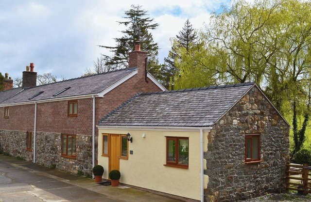 4 bedroom accommodation in Penyffordd, near Chester