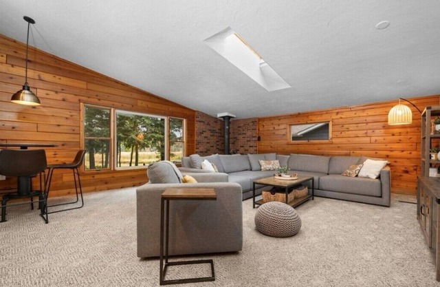 4-bedroom Cabin on the Rapid River with WiFi, AC, Dock, Access to Chain of Lakes