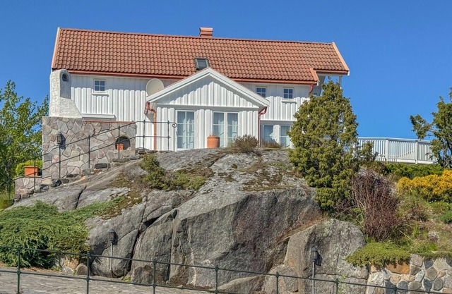 4 bedroom cozy home in Gjeving