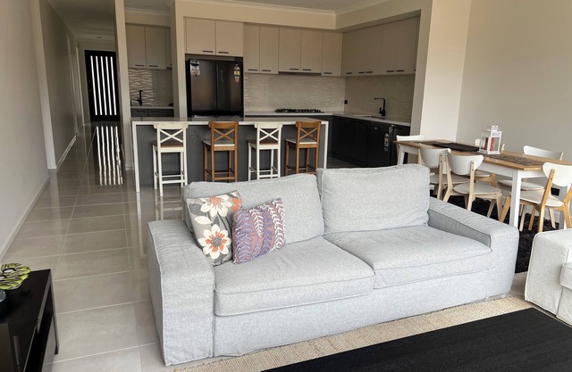4-bedroom Family home/WFH vacation living in Tarneit, West Melbourne