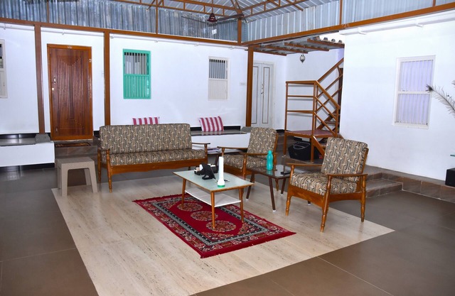 4-bedroom farmhouse in delightful Udumalaipettai with WiFi, AC