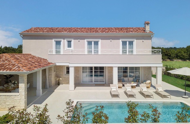 4 bedroom gorgeous home in Zminj