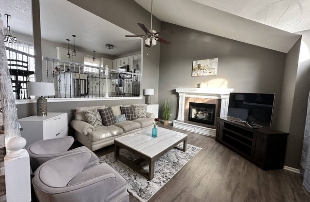 4 Bedroom House 5 minutes from restaurants and shopping