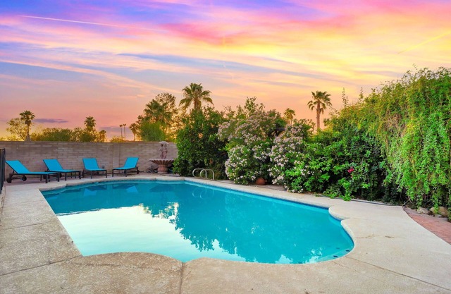 4-bedroom house sleeps 10 in East Tucson with Pool and Game room,