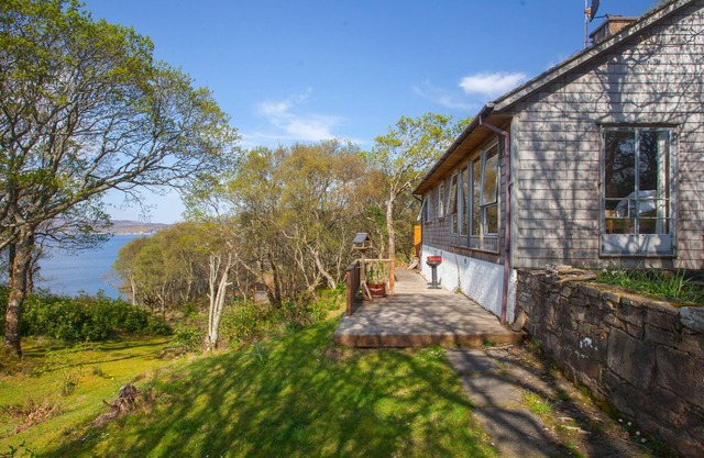 4 Bedroom House with Private Gardens and Sea Views