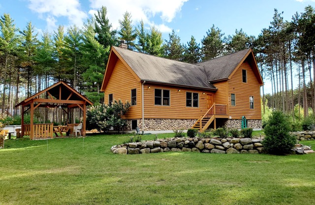 4 Bedroom lodge on wooded land with heated swimming pool and hot tub
