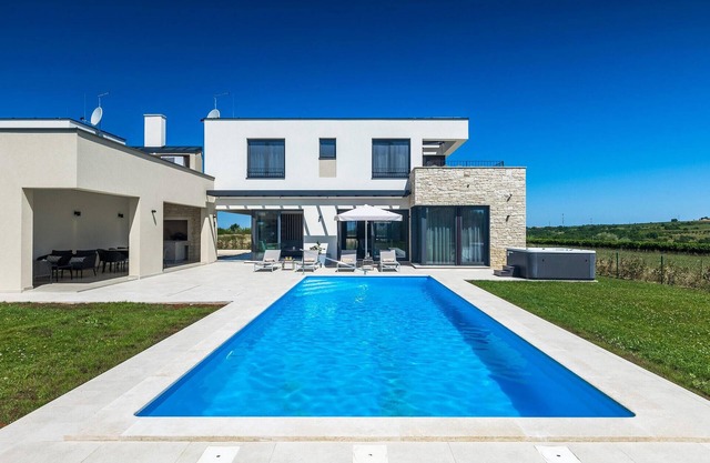 4 bedroom nice home in Brtonigla