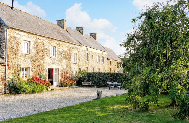 4 bedroom pet friendly home in Portbail