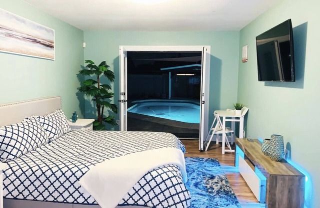 4 Bedroom Pool Home 🏡 close to all things fun 🤩 Pool is not heated.