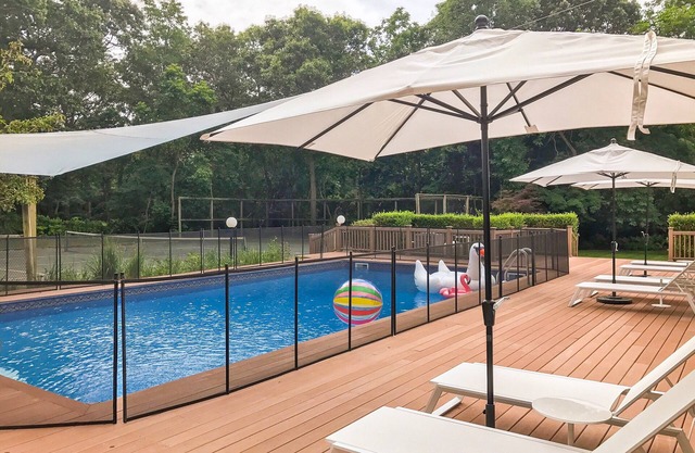 4 Bedroom Private Family Home w/Pool & Tennis on 1 acre, 12 mins to Rogers Beach