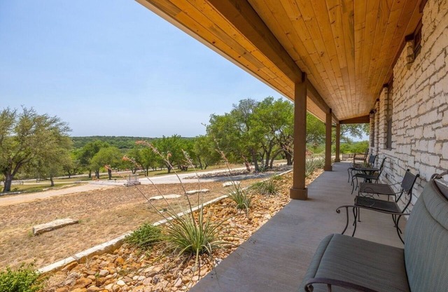 4-bedroom vacation home just 15-minute walk to Hamilton Pool Preserve