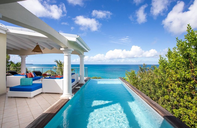 4 BEDROOM VILLA, MAGNIFICENT SEA VIEW, BEACH ON FOOT