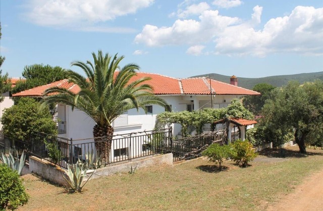 4 bedrooms, 3 bathrooms, large garden with a beautiful view