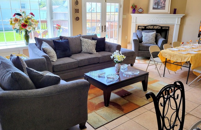 4 BEDROOMS, 3 FULL BATHS, DECK, FIREPLACE AND 2900 SW FT. - Lic. # 17STR-08