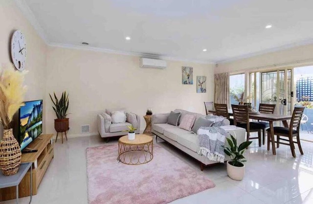 4 bedrooms house walking to shopping town#20A