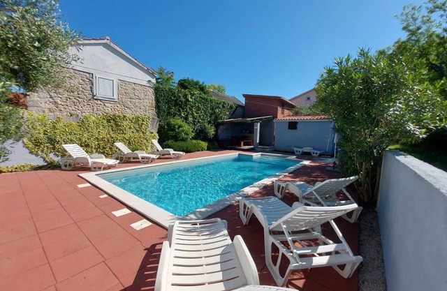 4-BEDROOMS; PRIVATE POOL,BBQ, Quite area !
